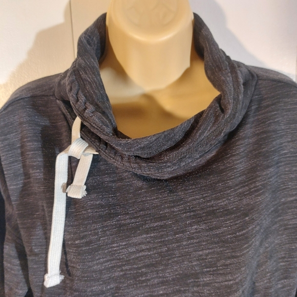 Reebok sweat top. - Picture 6 of 7